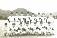 昭和３９年６月夏季大会を目指して野球部員の記念写真です。後列左は、加藤監督・後列右は、嬉部長さんです。