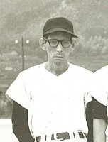 昭和３９年夏季大会前野球部員と共に加藤監督